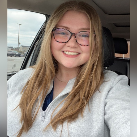 Meet your Posher, Hannah - Picture 2 of 2